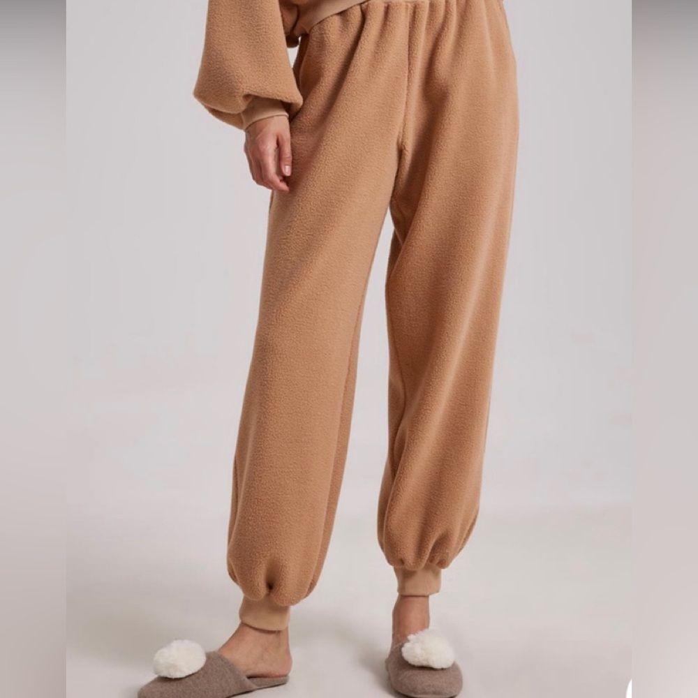 Nap Fuzzy Bear Jogger Lounge in Tan